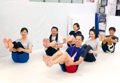 大人クラスプログラム「美姿勢エクササイズ」実践風景