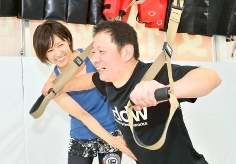 大人クラスプログラム「TRXストレッチ」実践風景