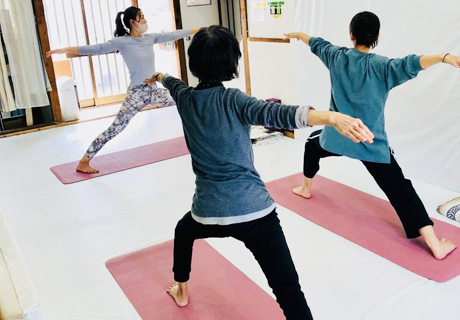 戸塚区原宿の地域密着型 少人数制スポーツジム「ハピスポ」 ヨガクラスプログラム「美容と健康ベーシックヨガ」実践風景